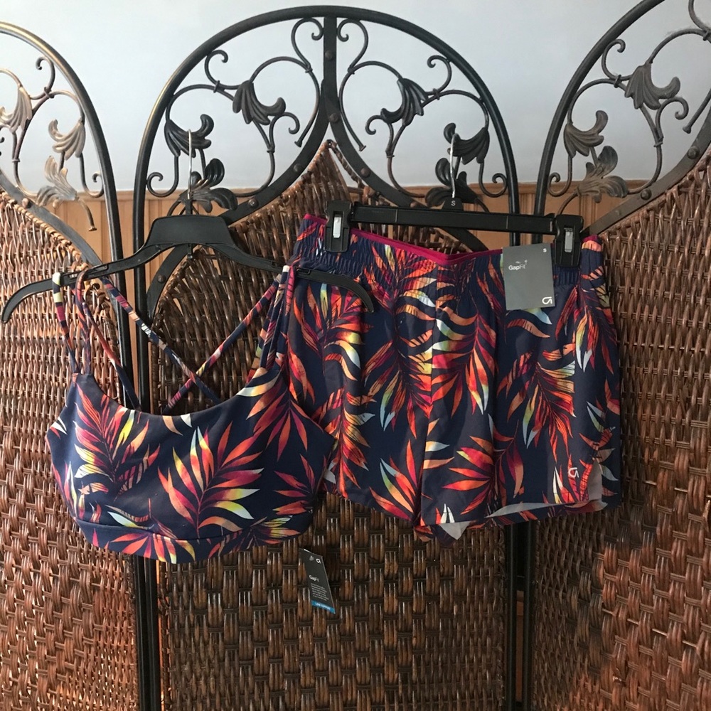 Gap tropical sports bra and shorts set - Picture 2 of 13